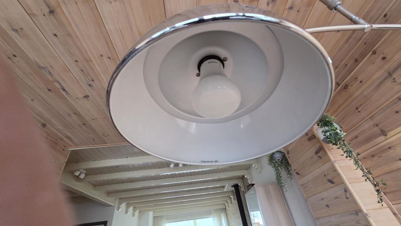 Tafel, stoelen en lamp