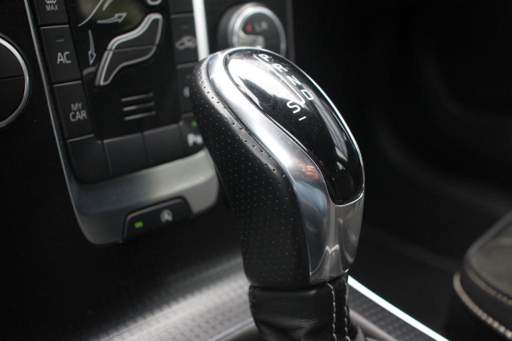 Volvo V40 1.5 t2 r-design automaat - leder/alcantara - led - navi - pdc + c