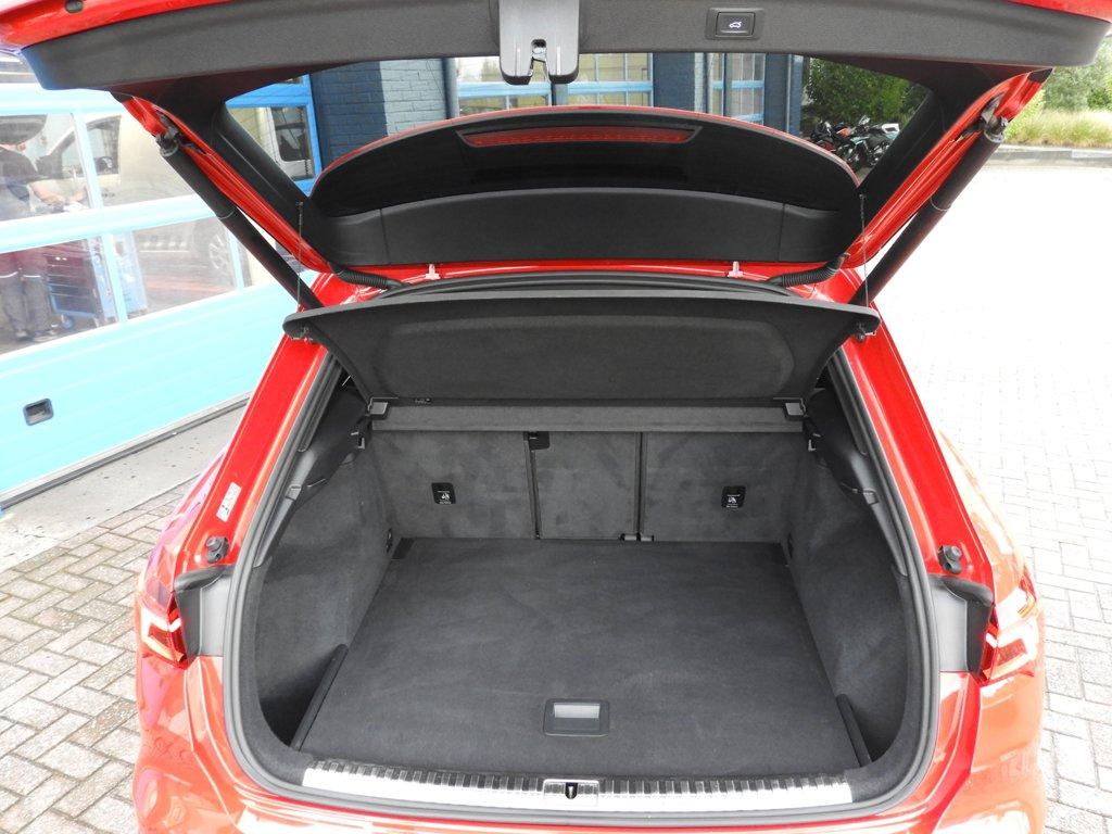 Audi Q3 35 tfsi s-line black optic nap trekhaak