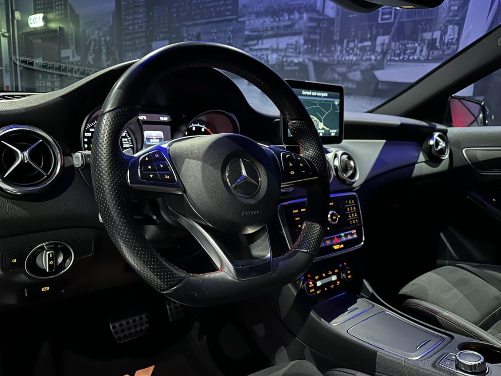 Mercedes-Benz Gla-klasse 180 business solution amg *camera*trekhaak*