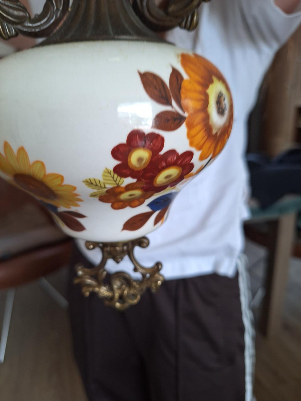 Vintage hanglamp met bloemmotief werkt op elektrisch