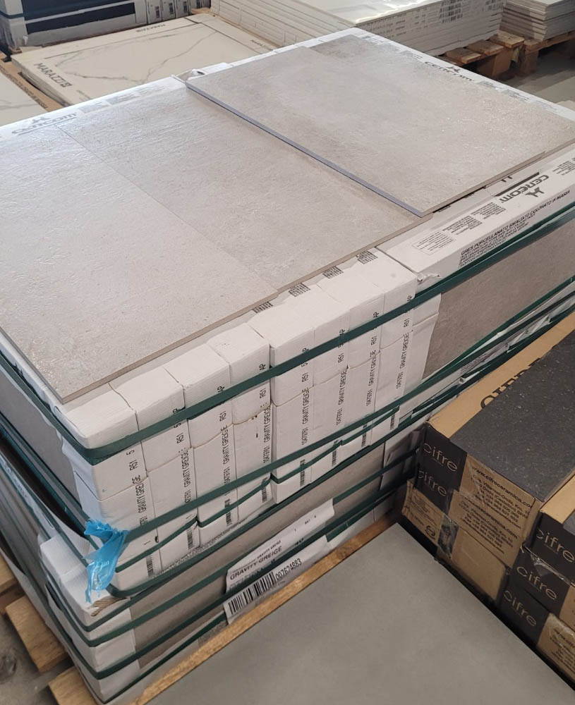 3030-309 ca 31 m² beige betonlook tegels, 30x60 cm, van € 55,10/m² voor