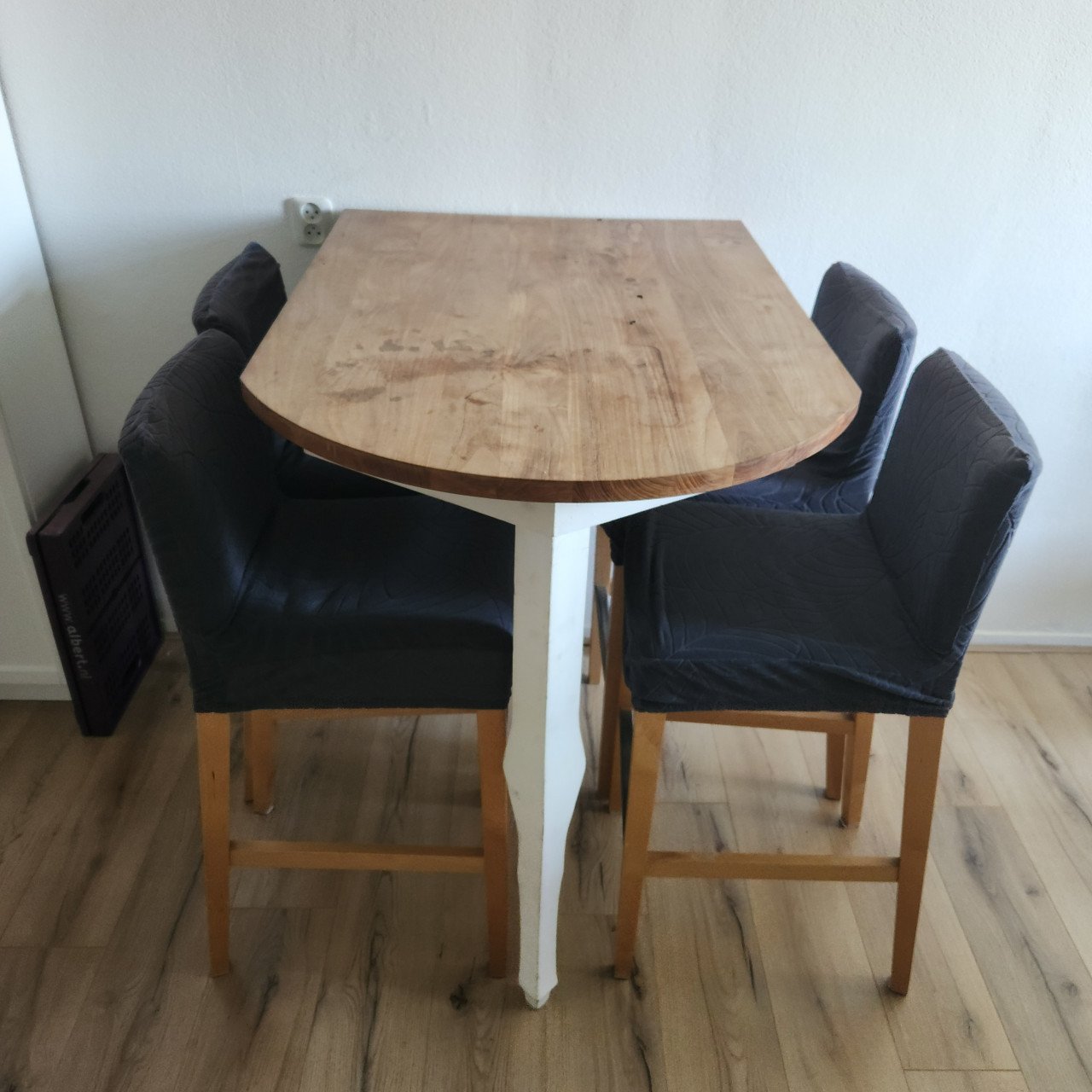 Hoge eettafel met 4 stoelen.