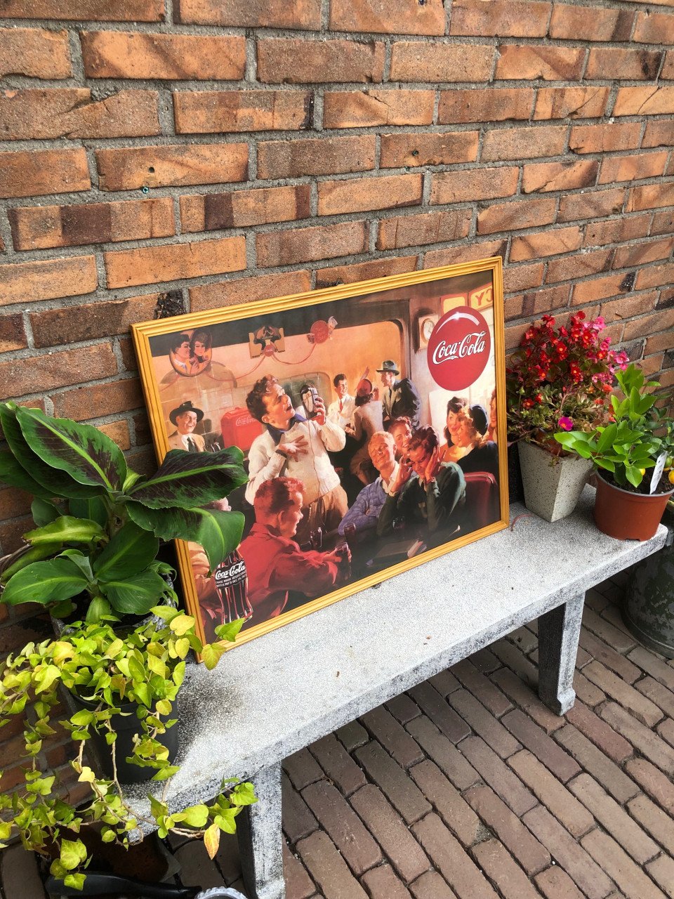 Ingelijst achter ontspiegeld Cola post.