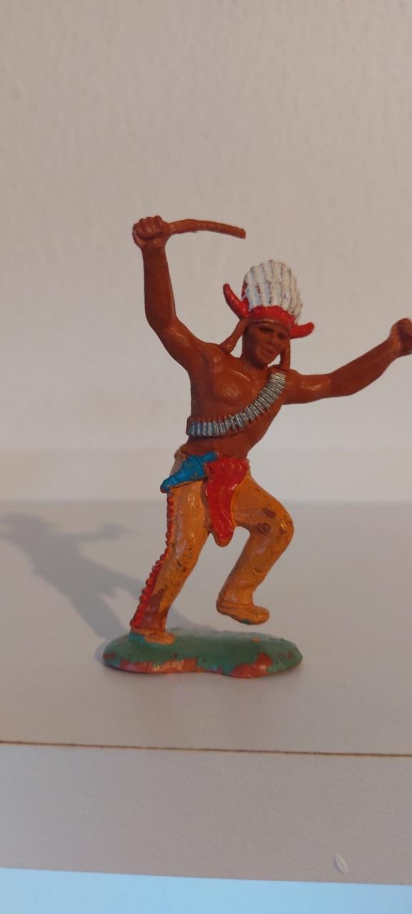 Te koop 3 Indianen figuren van Crescent Toy Co.
