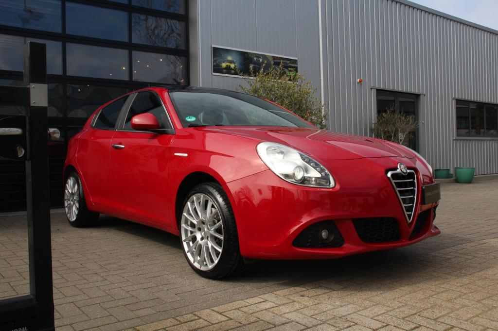 Alfa Romeo Giulietta 1.4 turbo turismo -170 pk - trekhaak - panoramadak - p