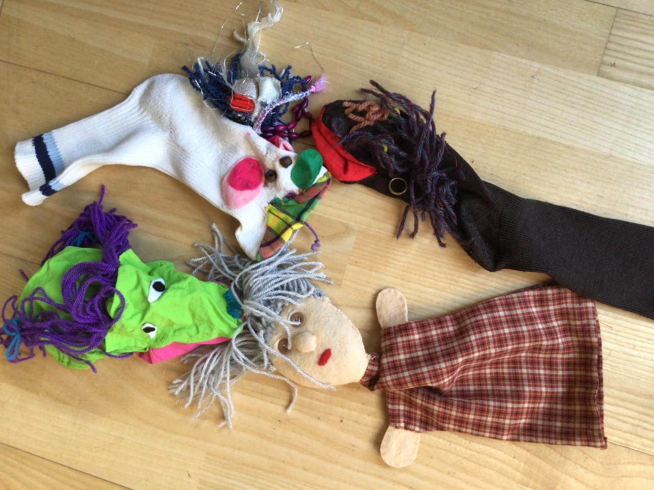 Vintage poppenkast met poppen