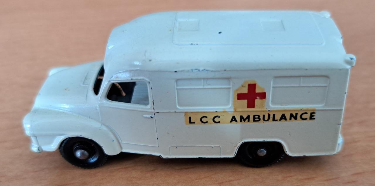 LOMAS AMBULANCE - Matchbox series No 14 -1-64 - 1962