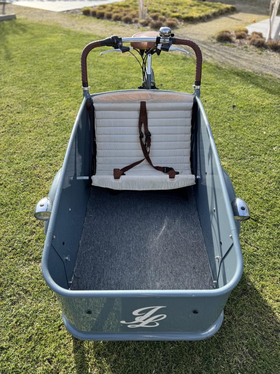 Johnny Loco bakfiets. Altijd binnen gestaan.