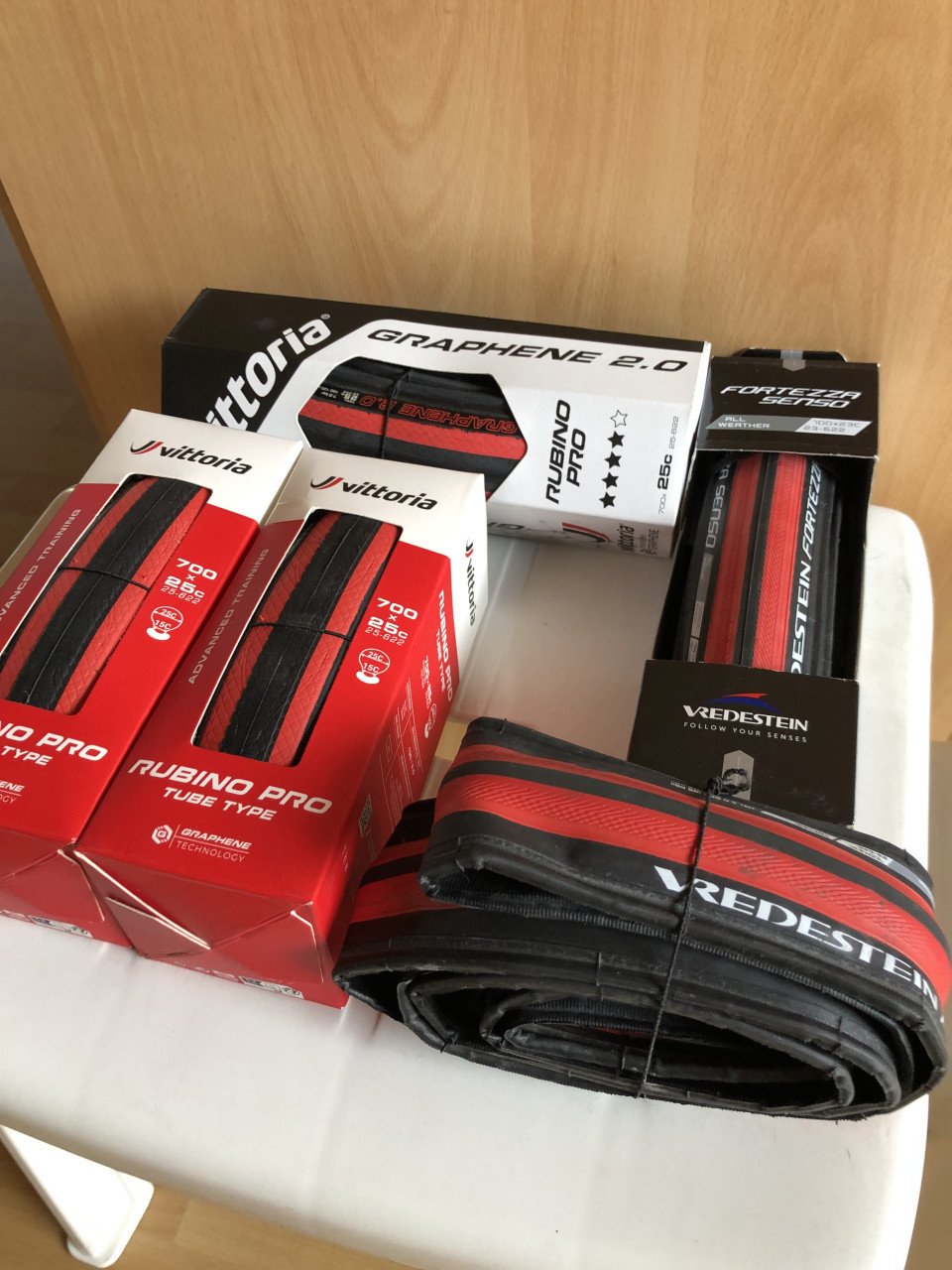 Koopje, wielren schoenen en racefiets banden, wegens beëindiging hobby.