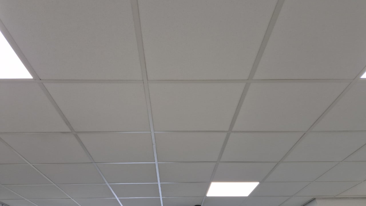 Systeemplafond ong. 10 x 5 m2 incl. LED verlichting
