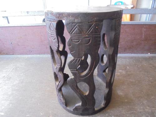 Houten bijzettafeltje met inlands figuur