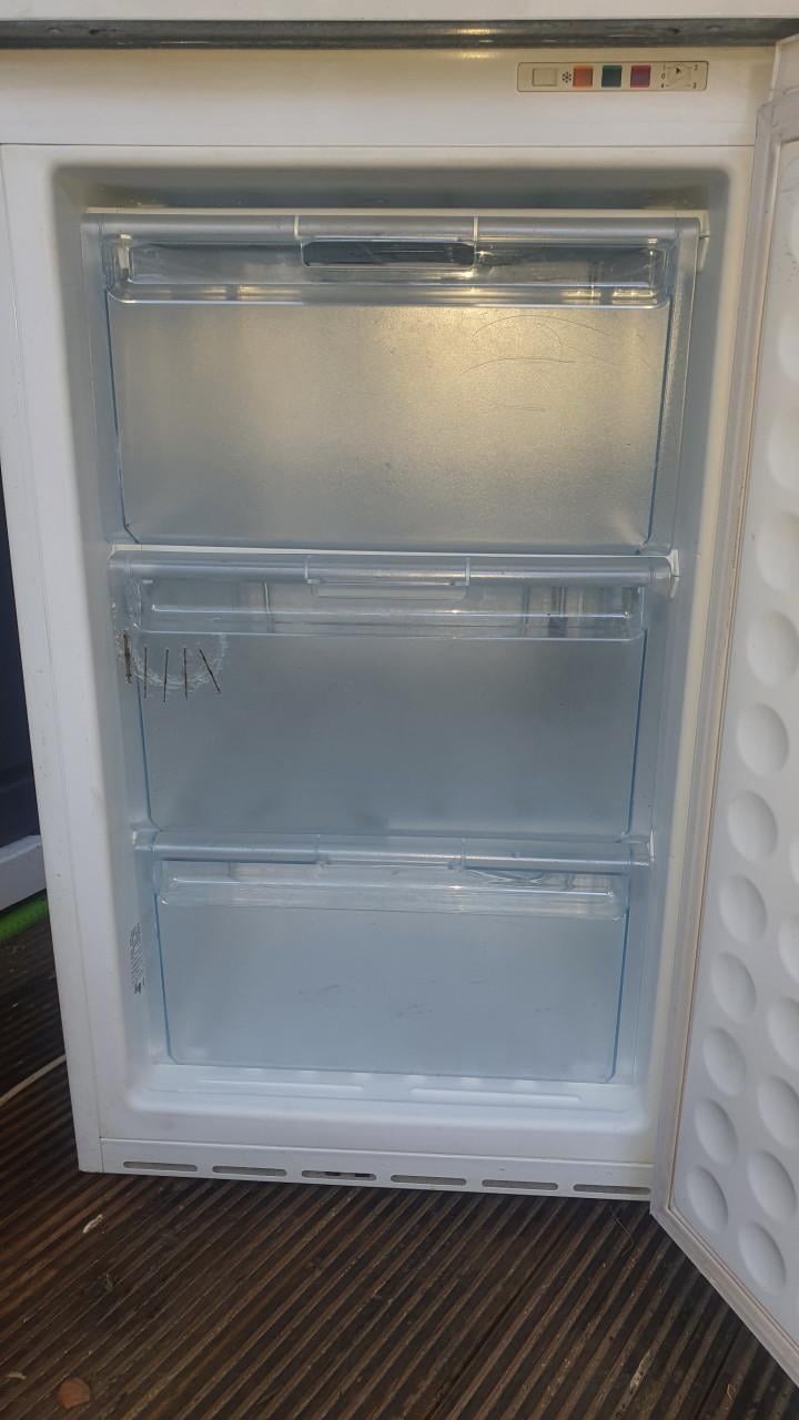 TE KOOP TAFELMODEL DIEPVRIES VAN HET MERK BOSCH