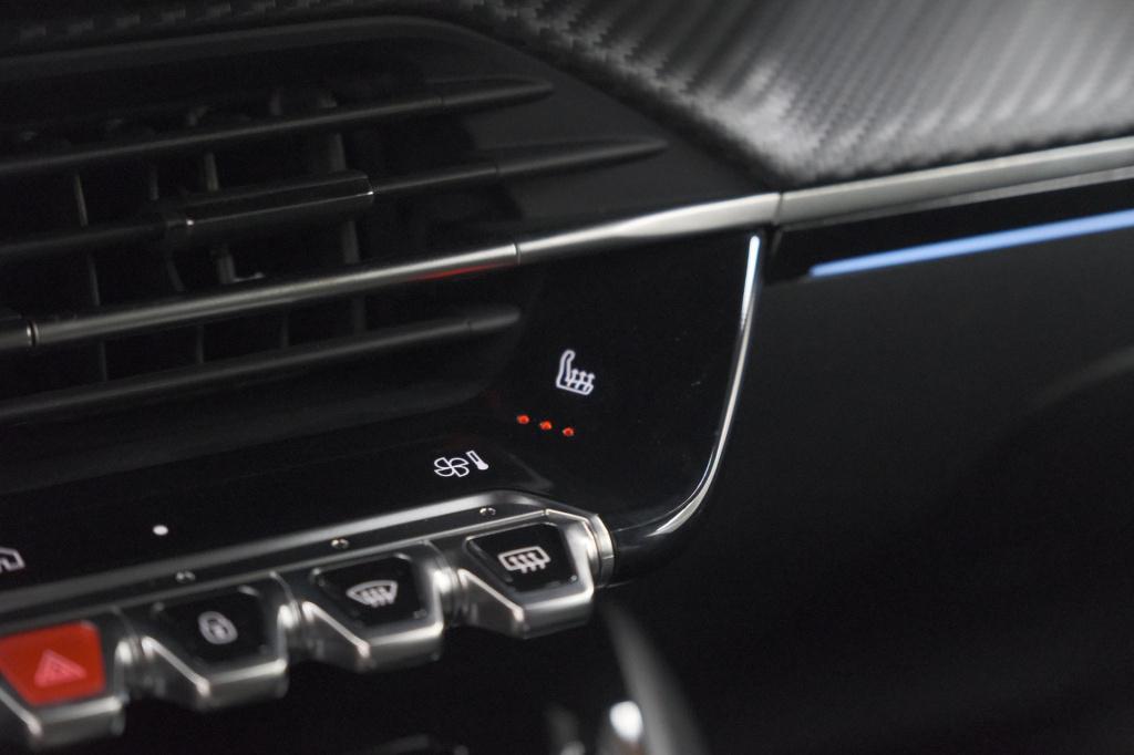 Peugeot E-2008 ev gt 54 kwh | 11 kw lader | warmtepomp | camera | alcantara