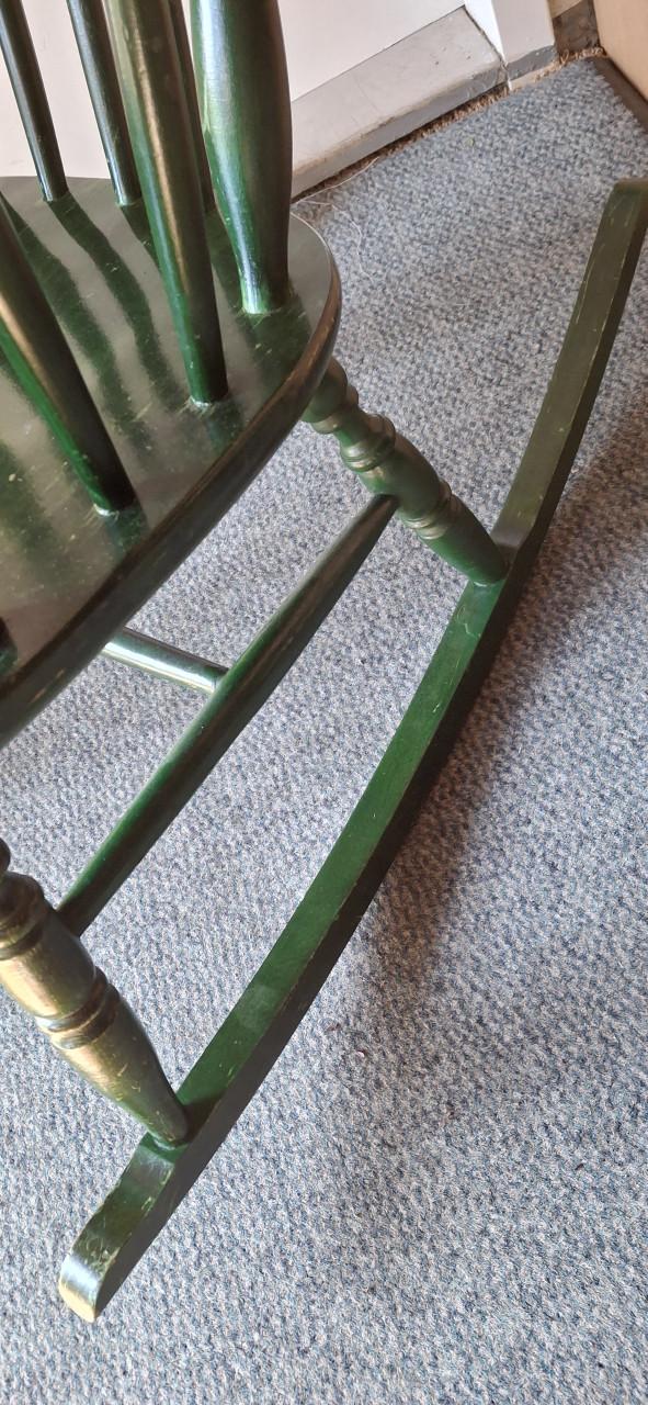 Klassieke houten vintage Windsor-stijl schommelstoel diepgroen