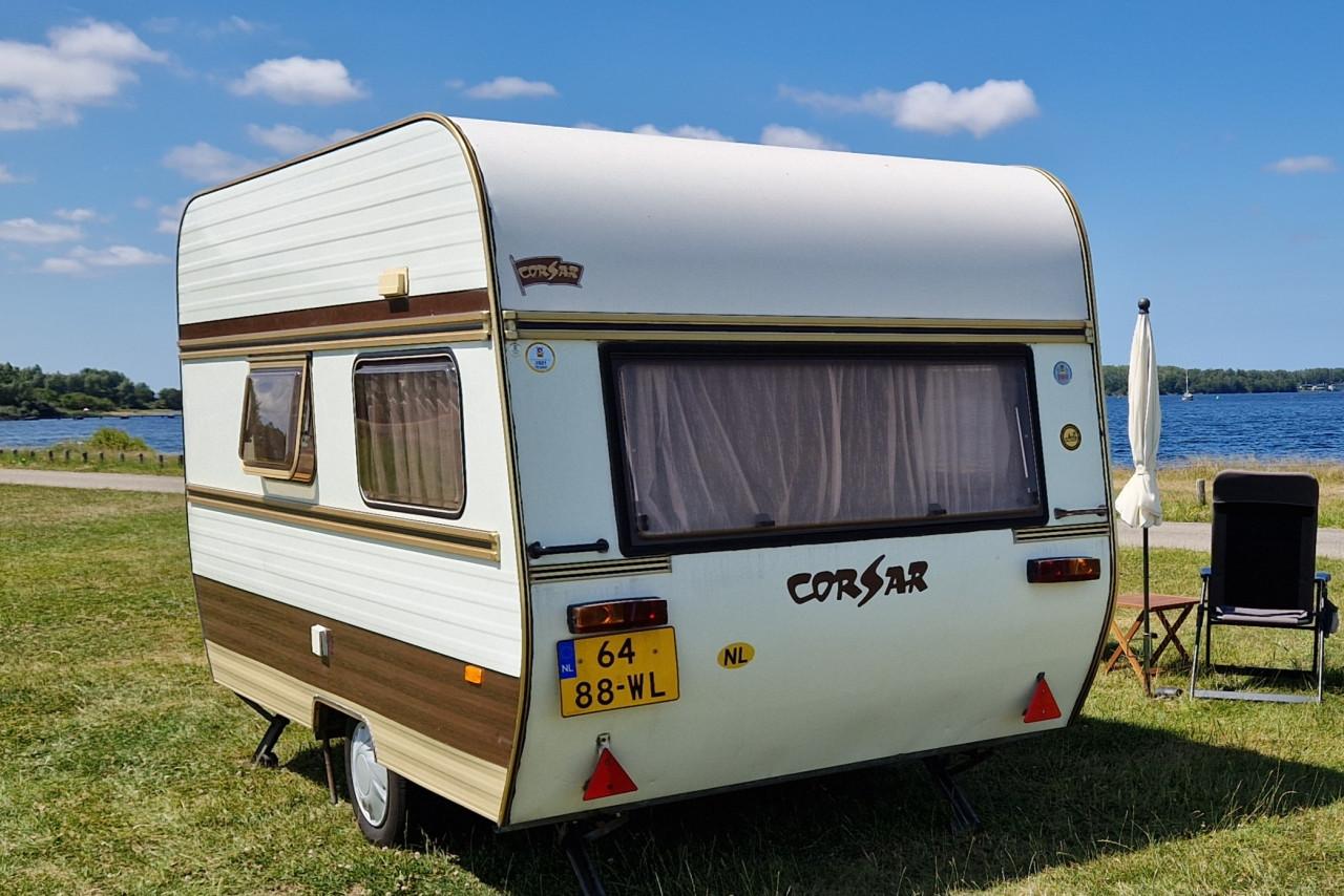 Caravan (met voortent en 2 luifels)
