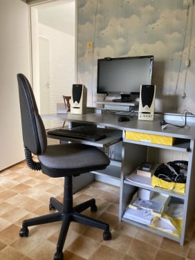Computer bureau met bureaustoel