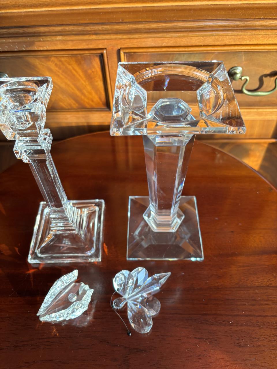 KRISTALLEN KANDELAARS EN 2 ZWAROWSKI  BEELDJES