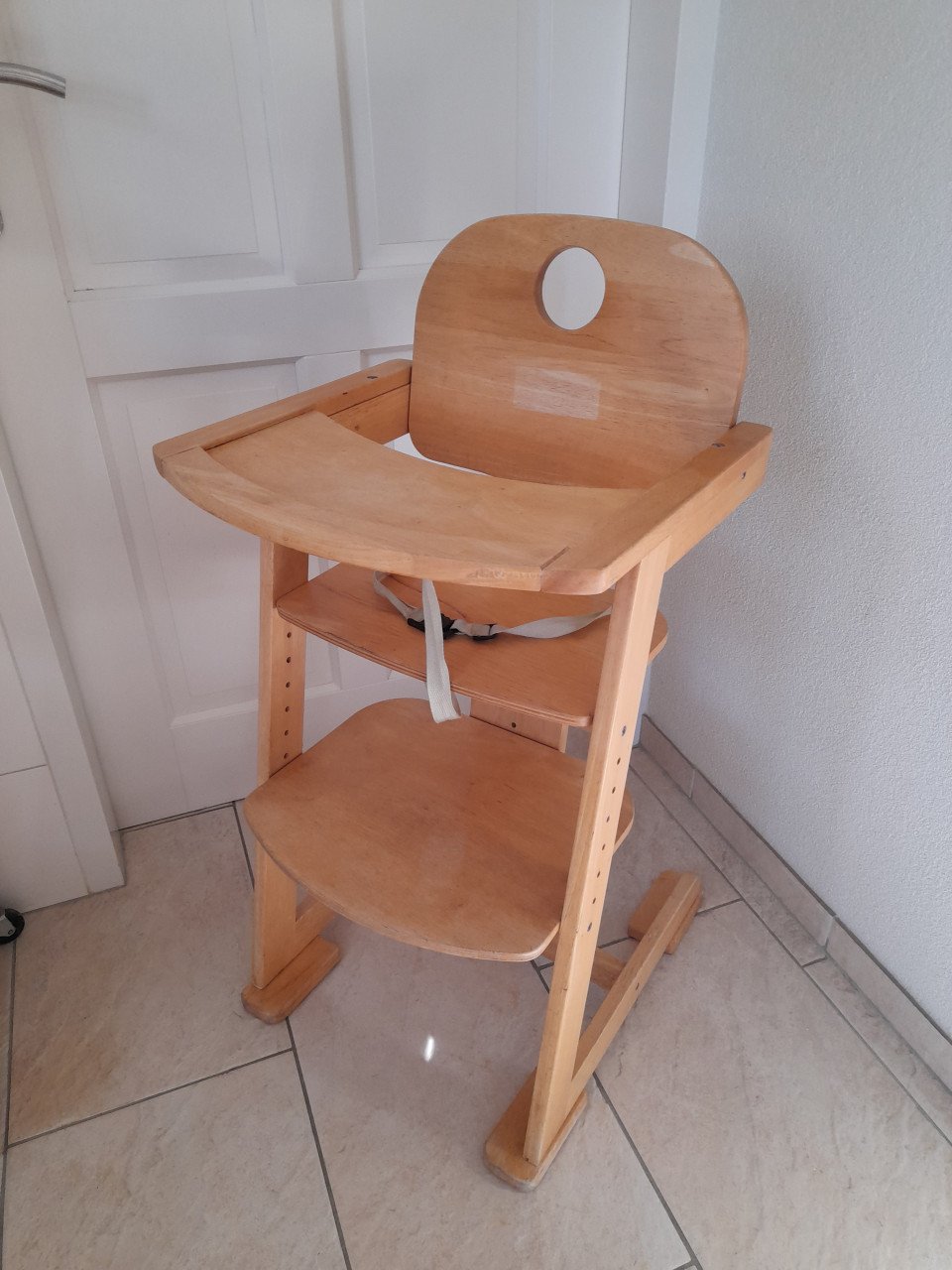Houten kinderstoel met gordel ( in goede staat )