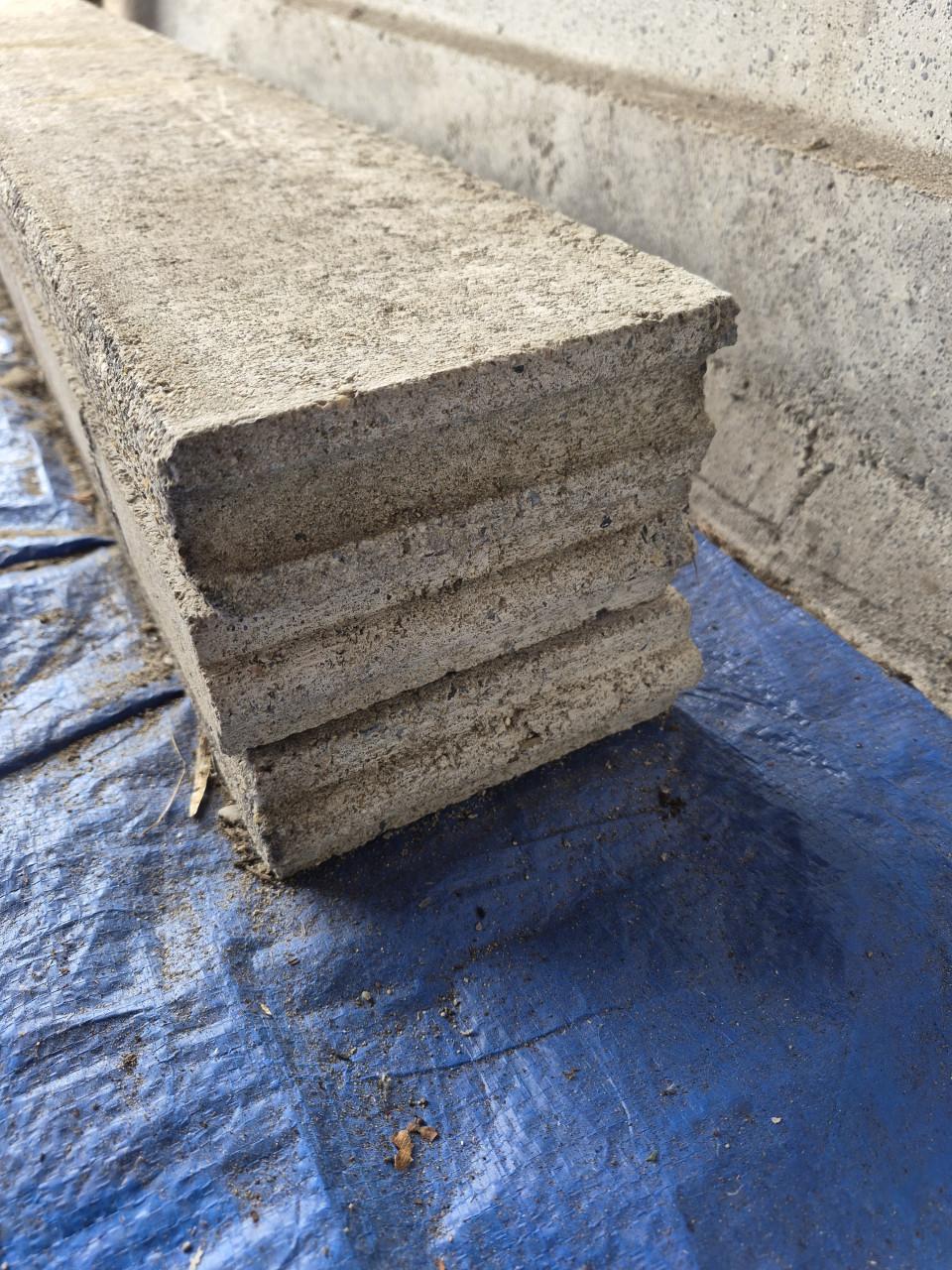 Opsluitbanden van beton voor het steunen van tuintegels. 100 x 15 x 5 cm.