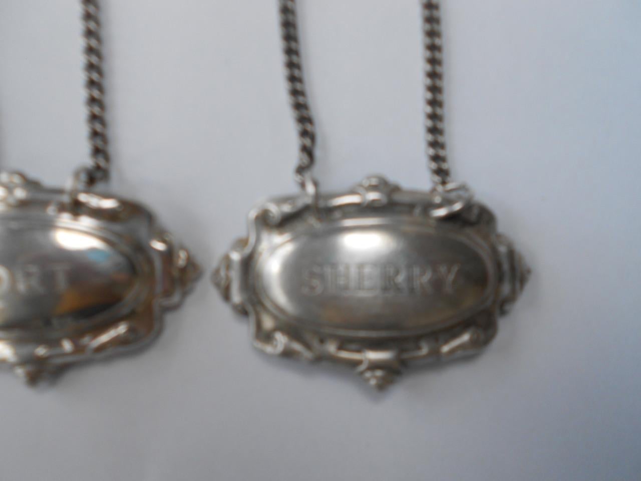 Twee vintage verzilverde flessen karaf labels schildjes port en sherry