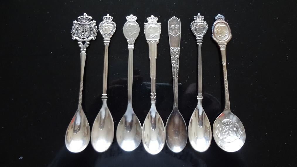 Koningshuis spullen 21 Bananen dozen  (Ophalen)