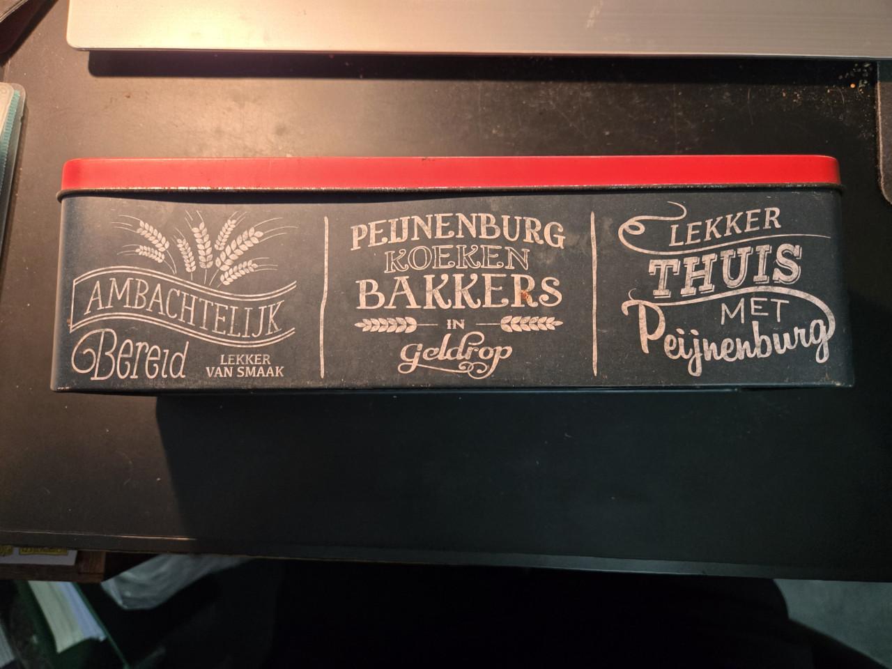 Peijnenburg ontbijtkoekblik met een kenmerkend zwart krijtbordontwerp
