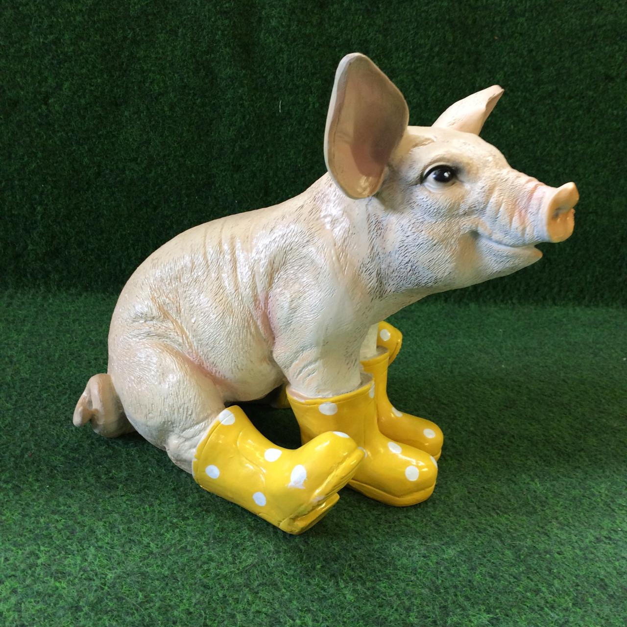 Varken zittend gele laarzen - 30cm - Tuindecoratie