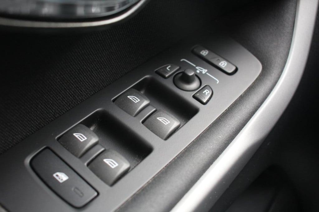 Volvo V40 2.0 t2 momentum - navi - cruise - grootlicht ass - led - pdc - st