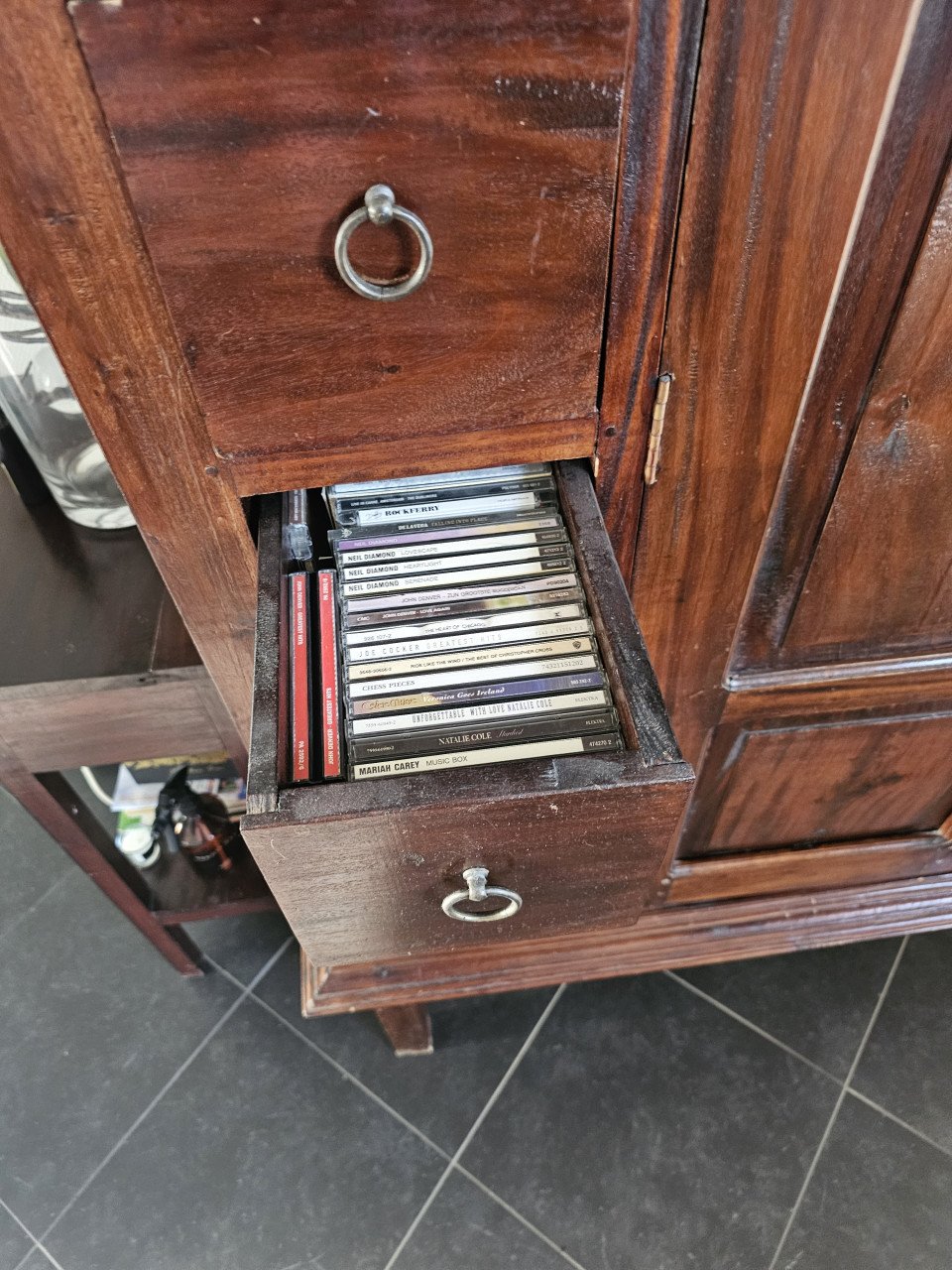 Koloniale TV kast