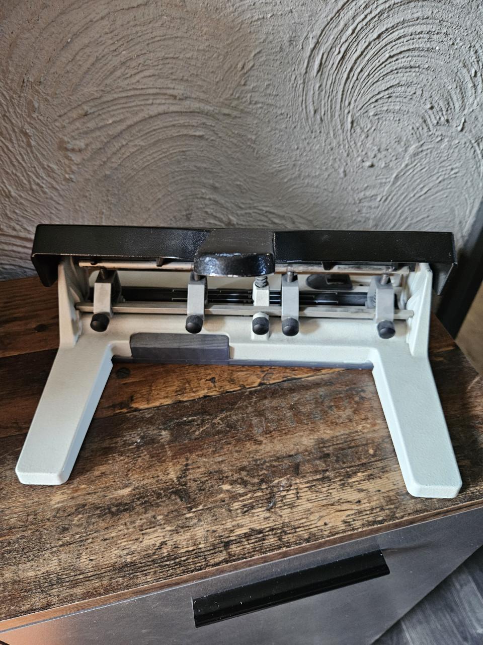 Leitz Akto 5114 perforator - Vintage kantoorartikel