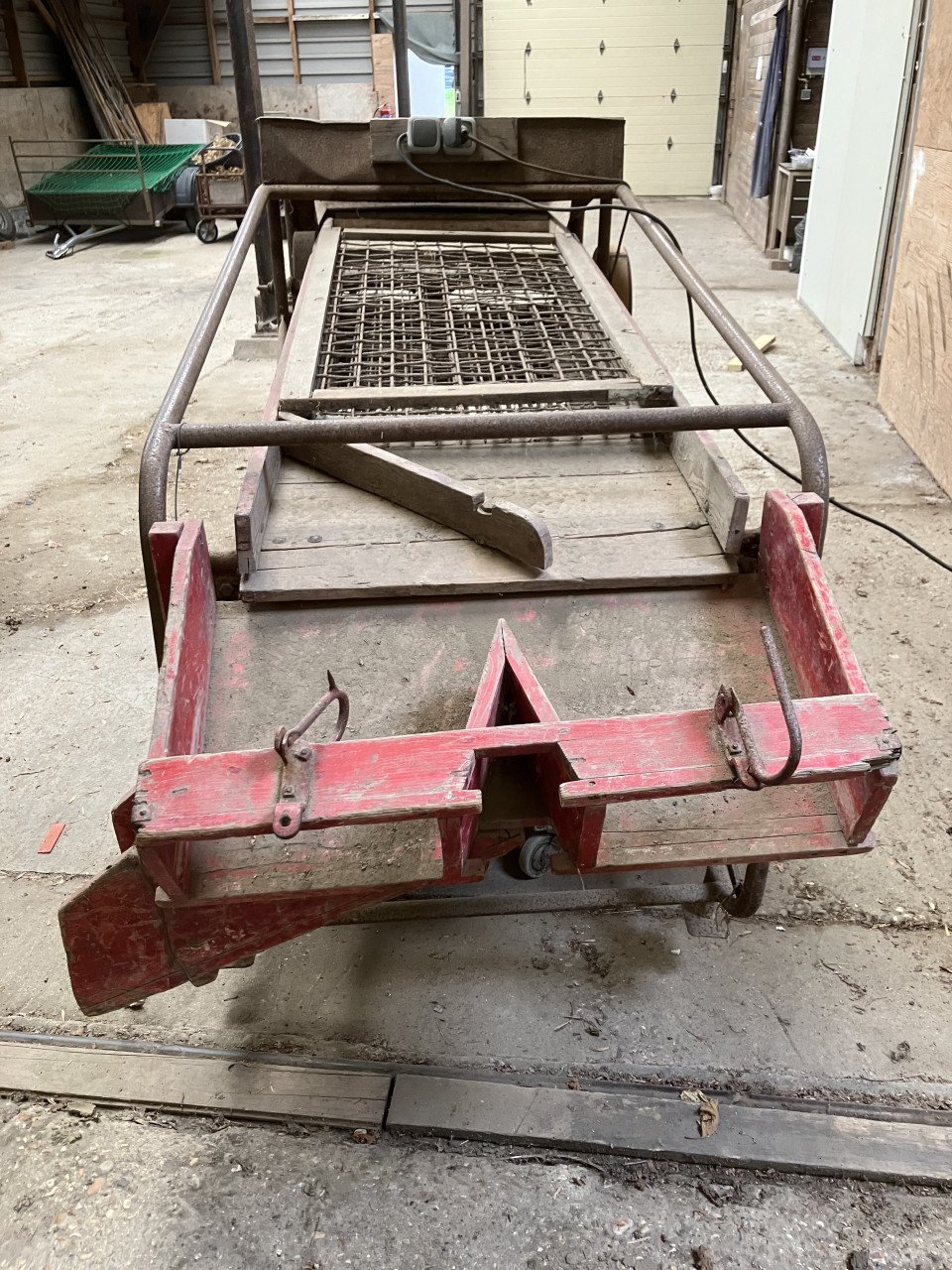 Aardappelsorteerder op motor werkend, oude