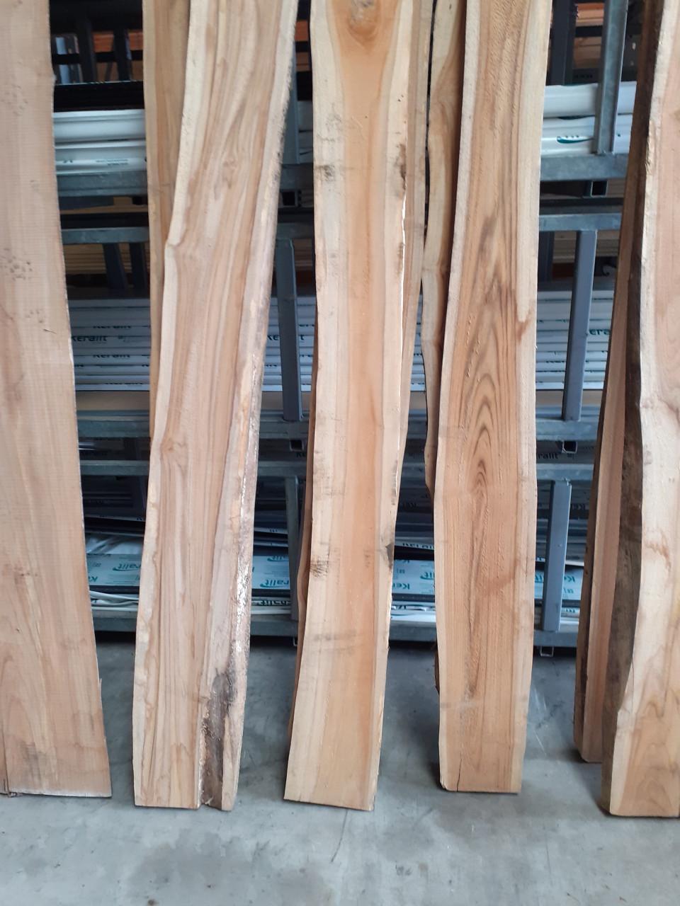 Mooie 5 cm dikke teak boomstam planken 230 x 20-26 voor 25 euro