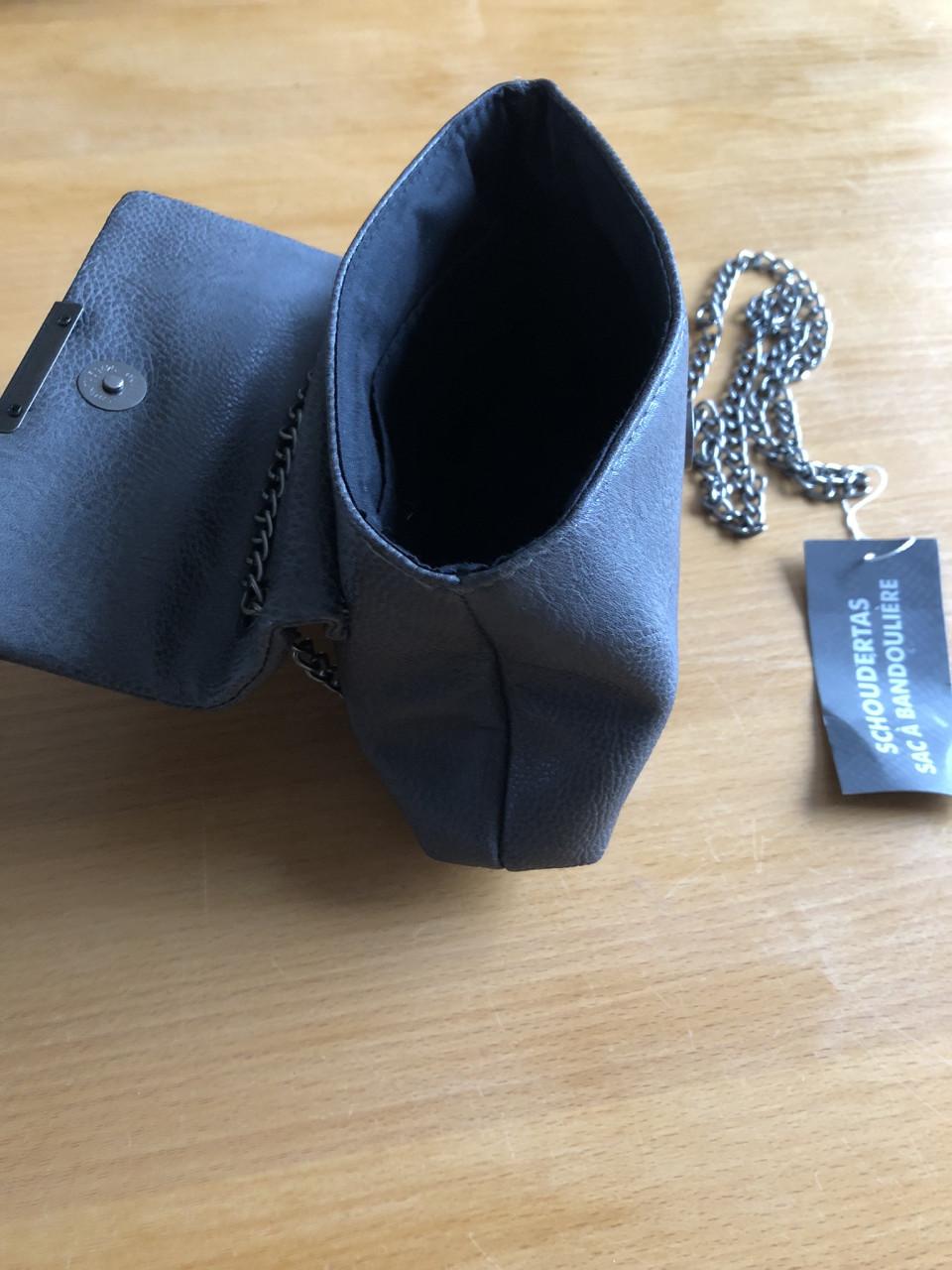 Te koop leuk grijs tasje.(nieuw).