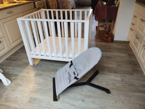 Hele mooie stevige box. met Tencel matrasje. Bopita. En Wipstoeltje