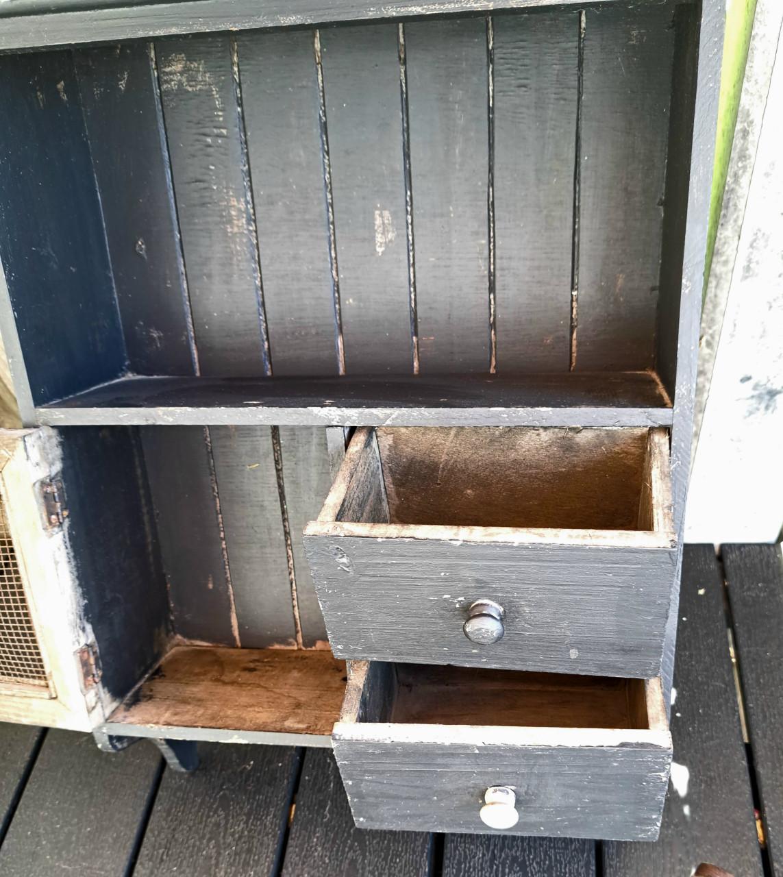 Vintage zwart houten wandkastje met lade en deurtje