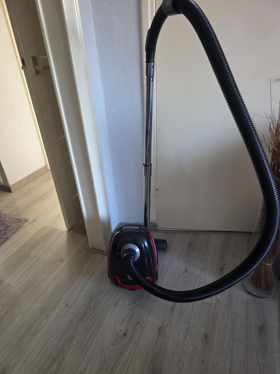 In zeer goed staat en goed werkend stofz. merk SAUBER-220V-800W-compleet