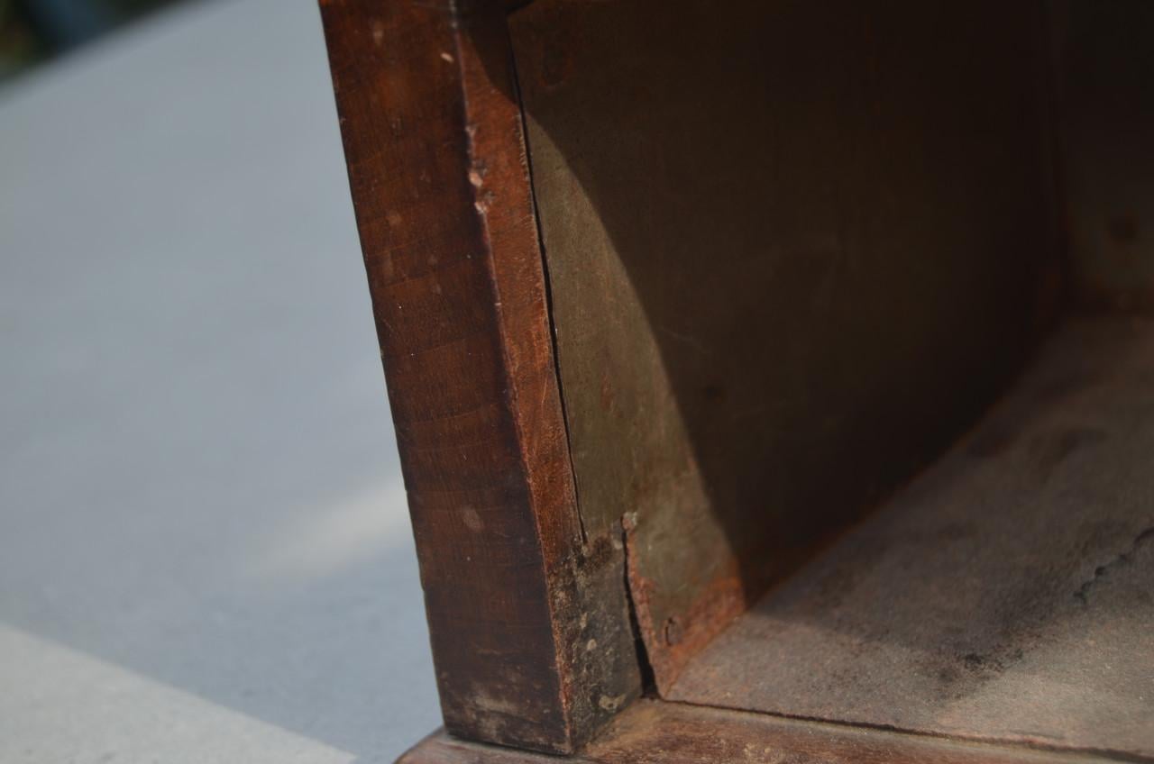 Houten en marmeren stoof met eigendomskenmerk AEB