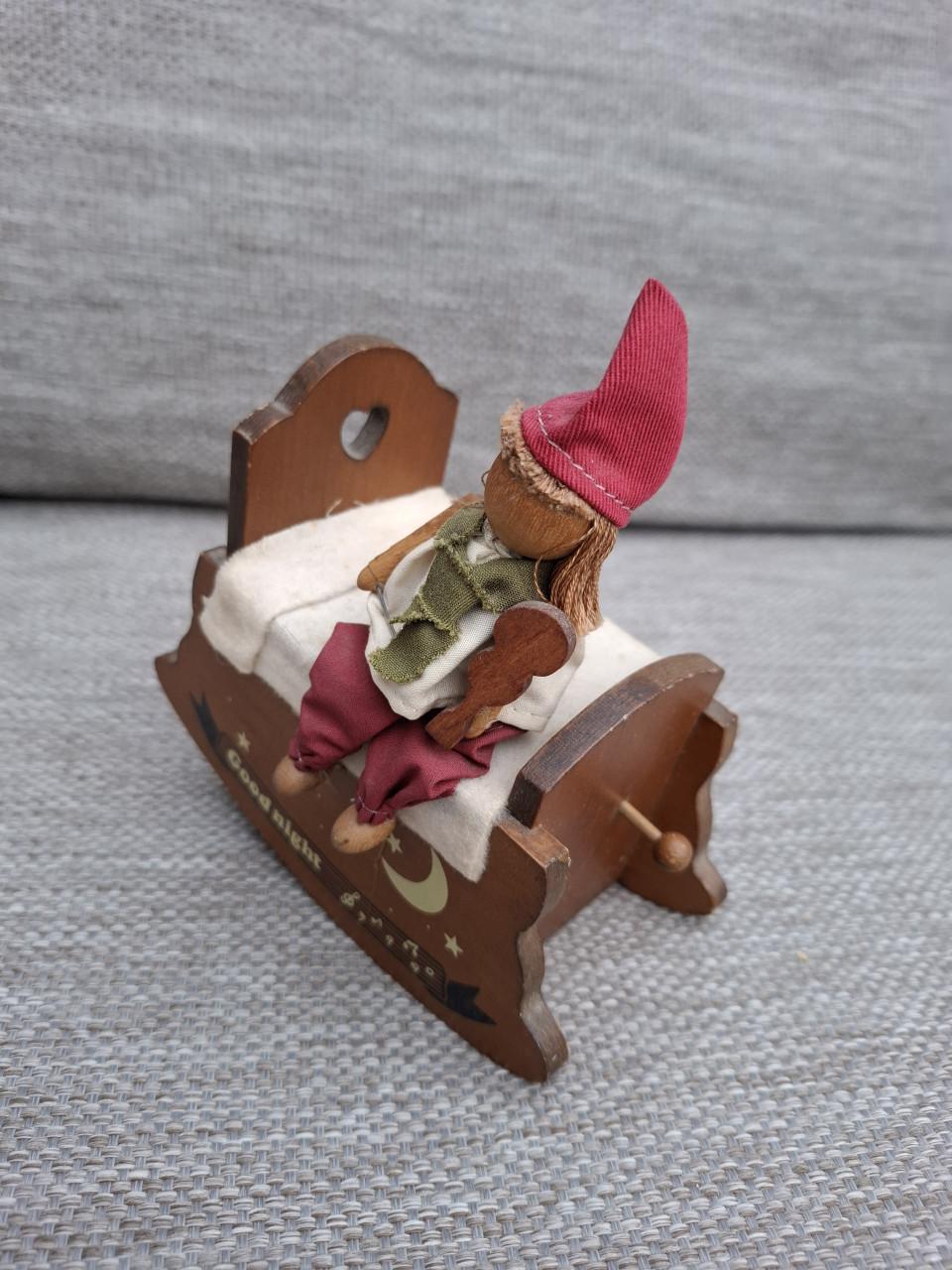Vintage Muziekdoosje met Kabouter op Schommelbedje