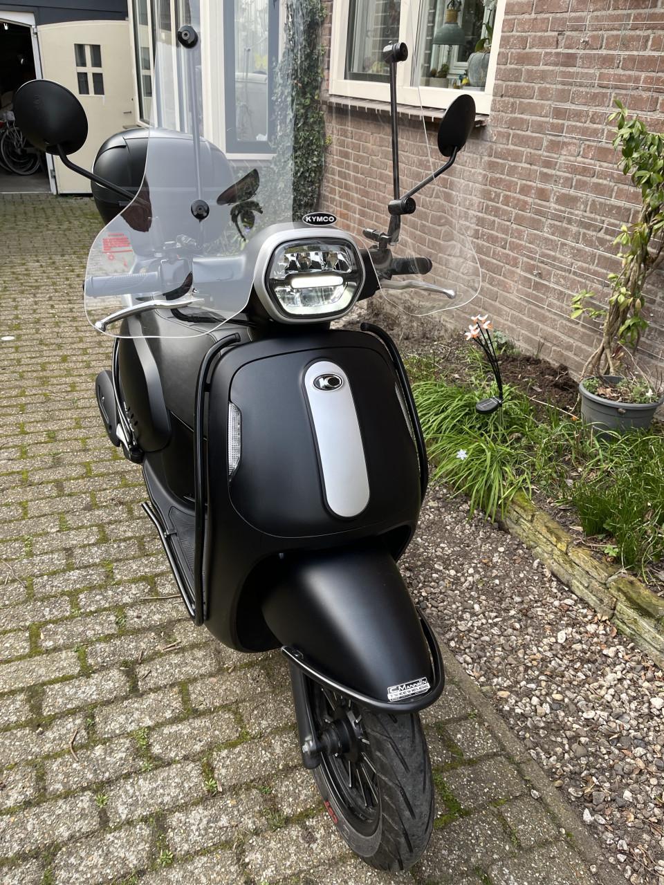 Scooter Kymco 4 takt (geel kenteken) Bijna nieuw. Veel opties.