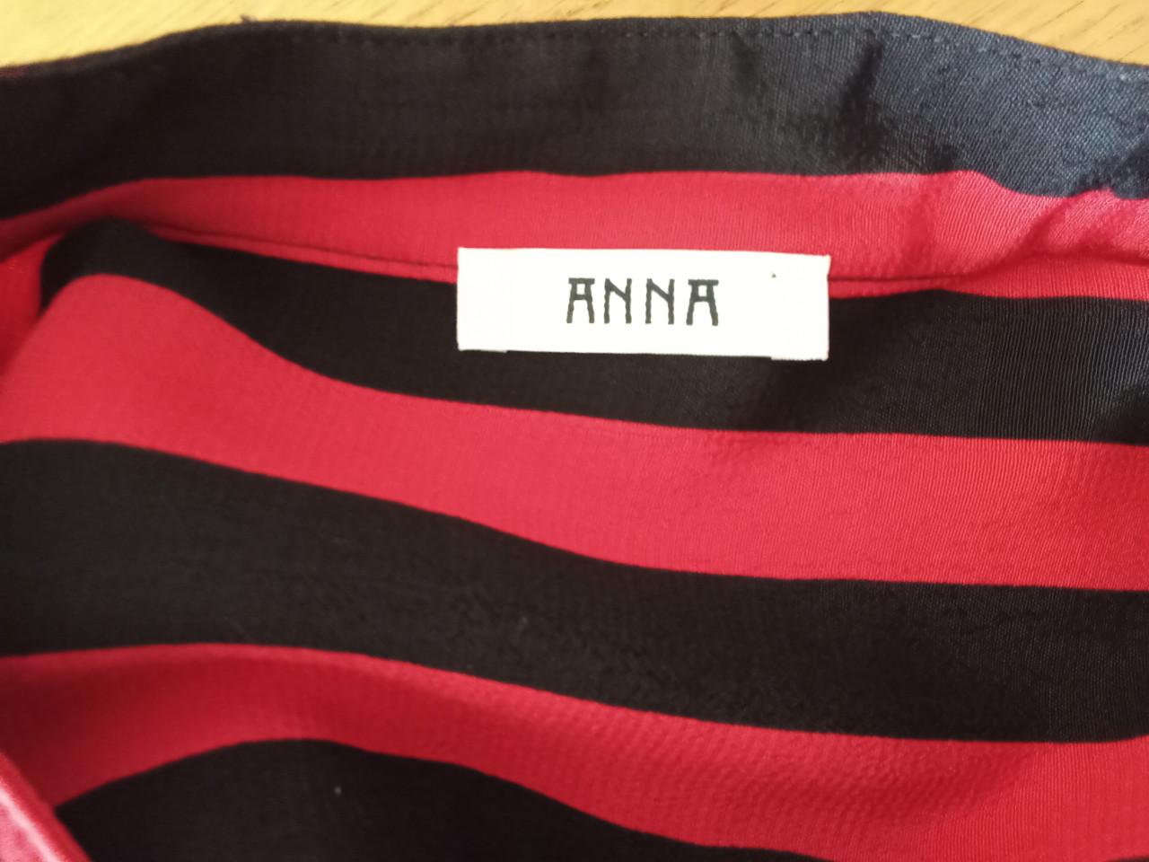 Aparte jurk, rood met zwarte strepen. Merk Anna van Toor