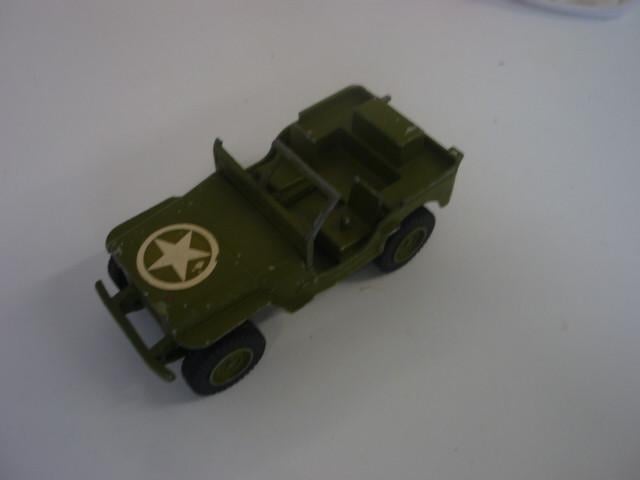DINKY TOYS SHADO 2 en US Jeep
