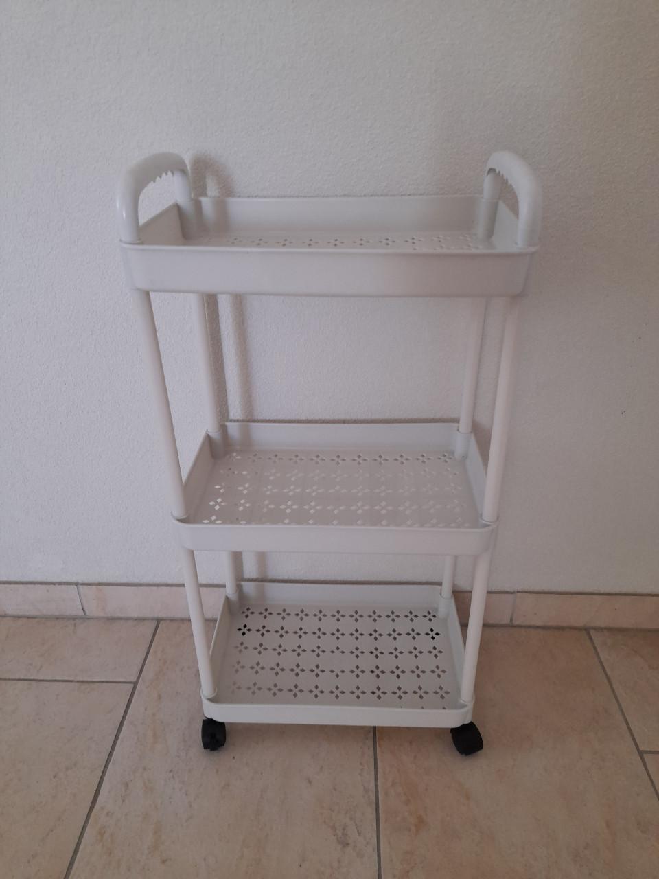 Kleine trolley  34 x 22 x 70 (in goede staat )  Materiaal ; Plastic