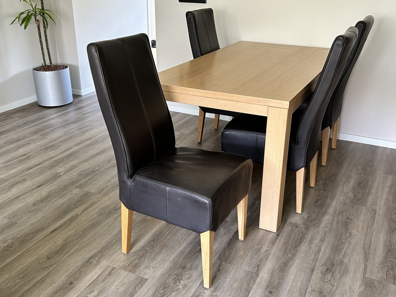 Tafel met stoelen