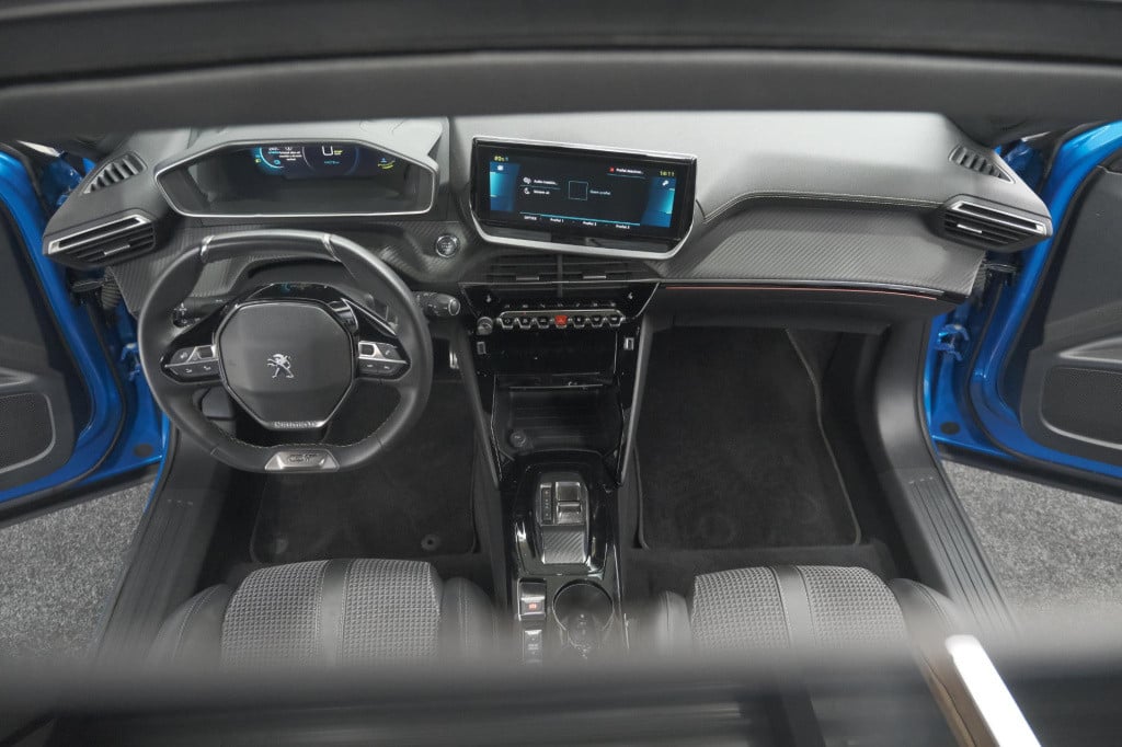 Peugeot E-2008 ev gt 50 kwh | 3 fase | trekhaak | panoramadak | adaptieve c
