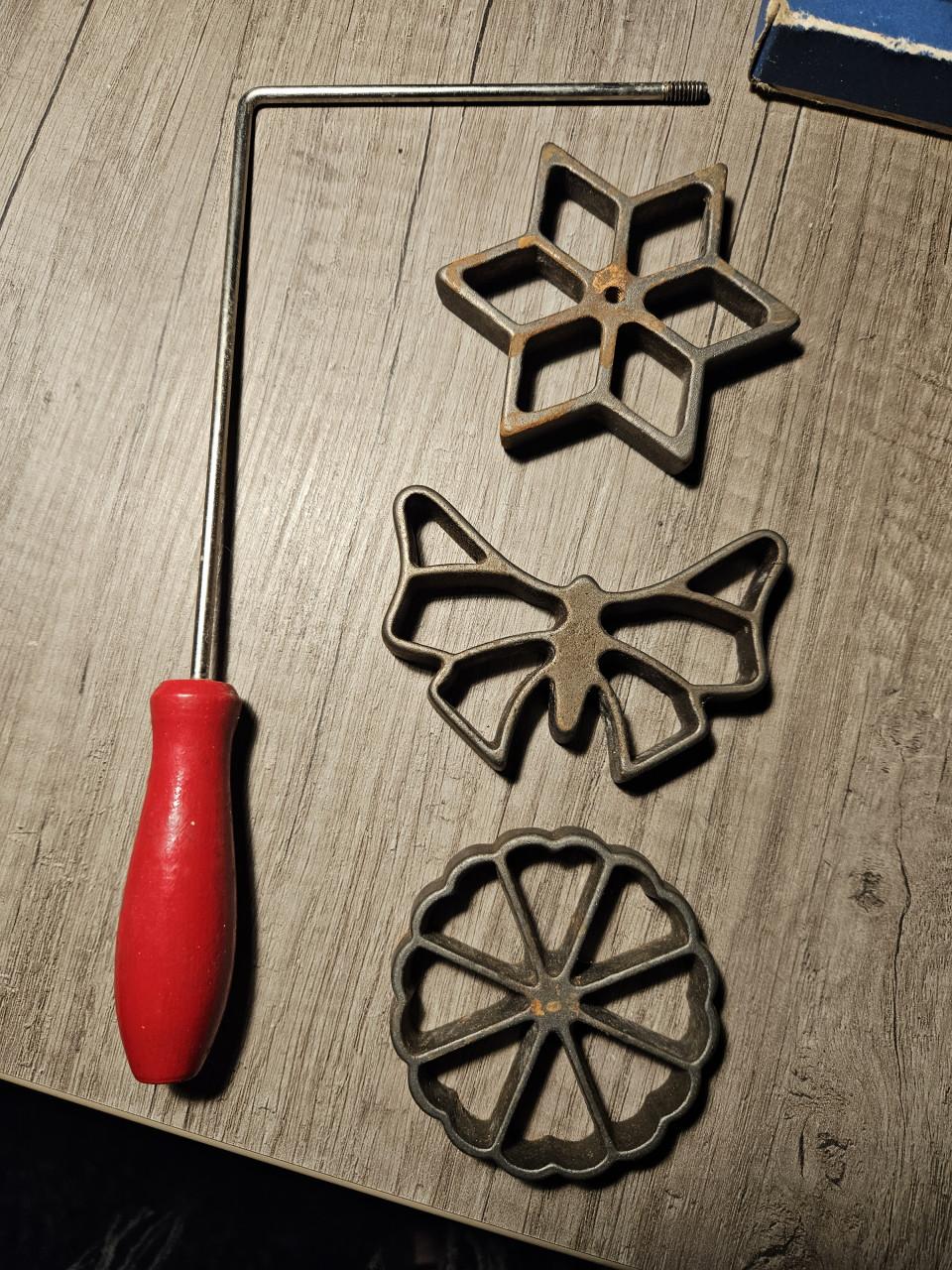 Mooi vintage gietijzeren koek en wafelvorm/pers, germany ddr