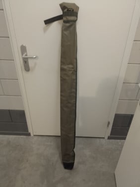 2 vaste hengels in foedraal met riem