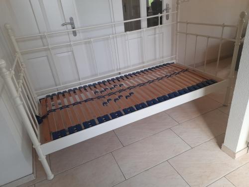 Metalen 1 persoons bed 90x 200 met verstelbare lattenbodem (in goede staat)
