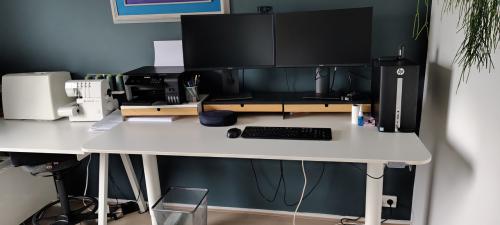 3 witte bureaus (zit - sta) Verschillende formaten.