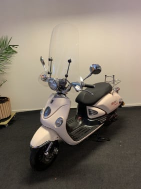 RETRO SCOOTER MET WINDSCHERM NU 595,= RIJKLAAR